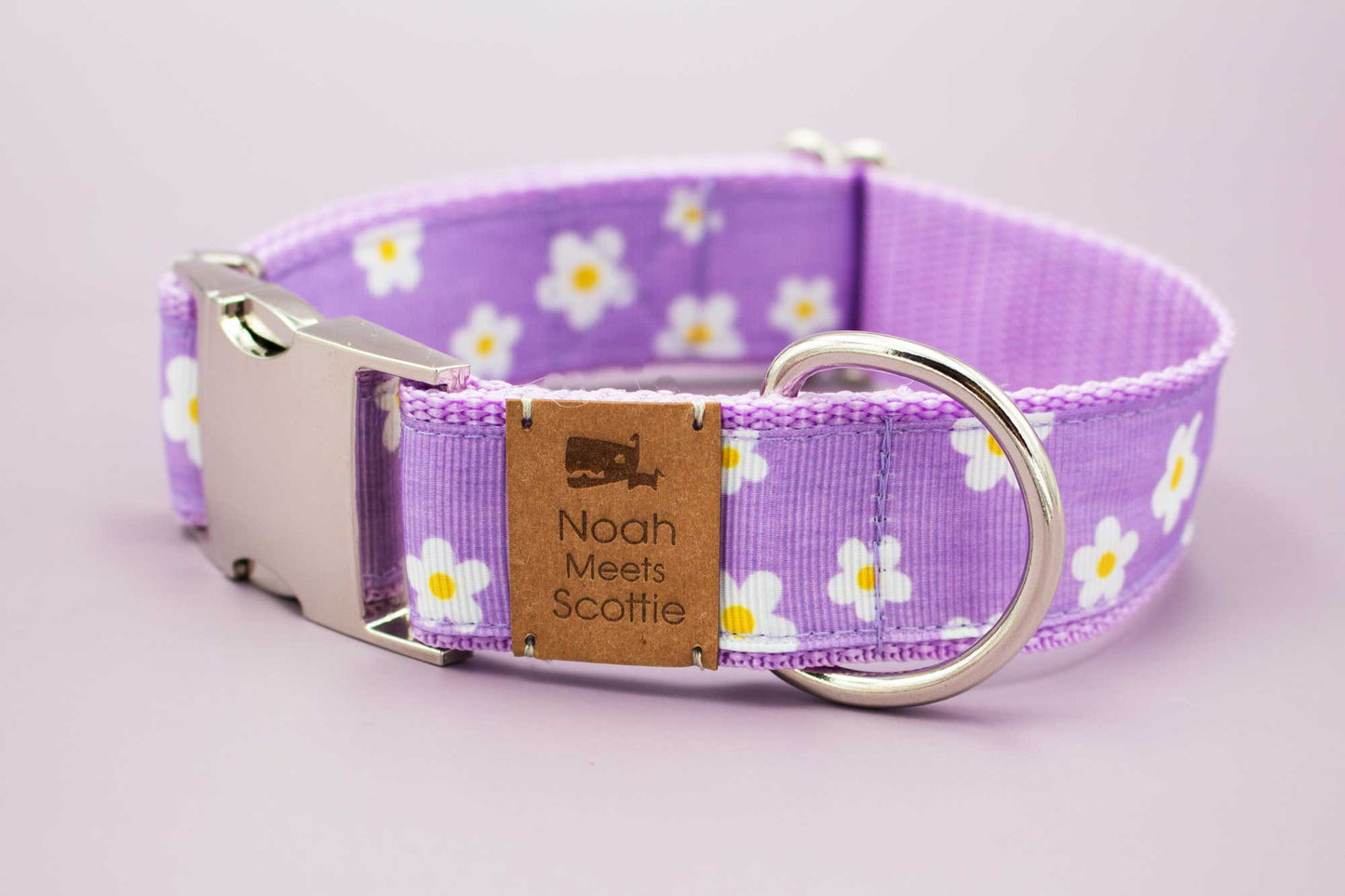 Detail Hundehalsband FLIEDERZEIT – florales Gänseblümchen Design auf fliederfarbenem Grund, romantisch und zeitlos
