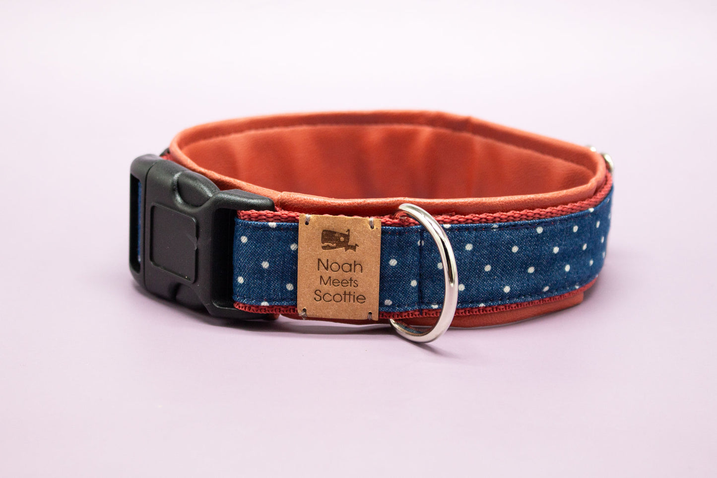 Hundehalsband FRIEDA in Blau mit weißen Punkten und cognacfarbenem Kunstleder – Frontansicht