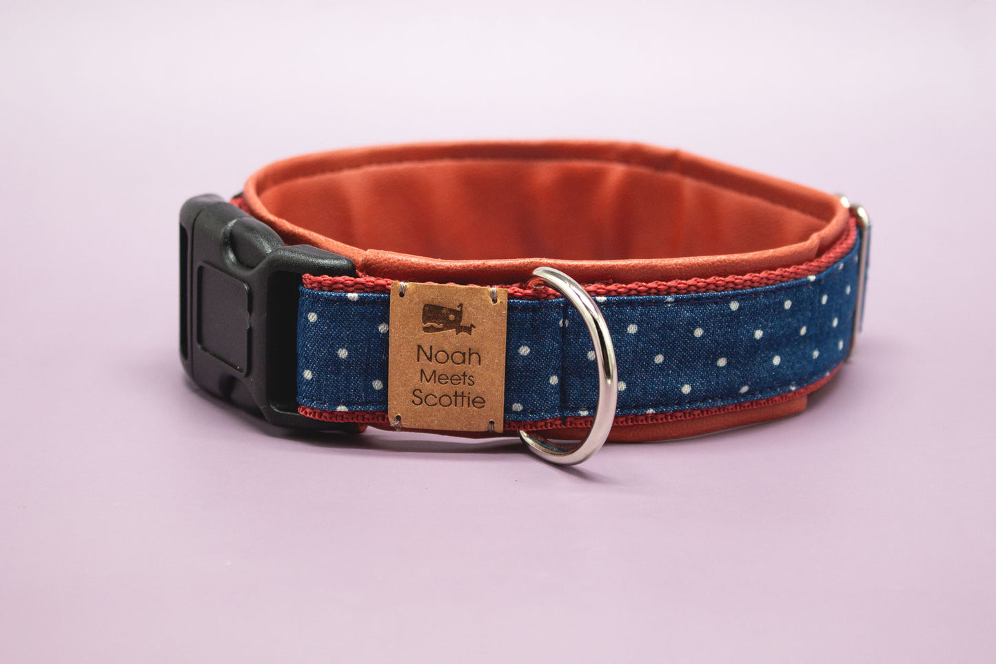 Detailansicht Hundehalsband FRIEDA – dunkelblauer Stoff mit weißen Punkten, cognac gefüttert
