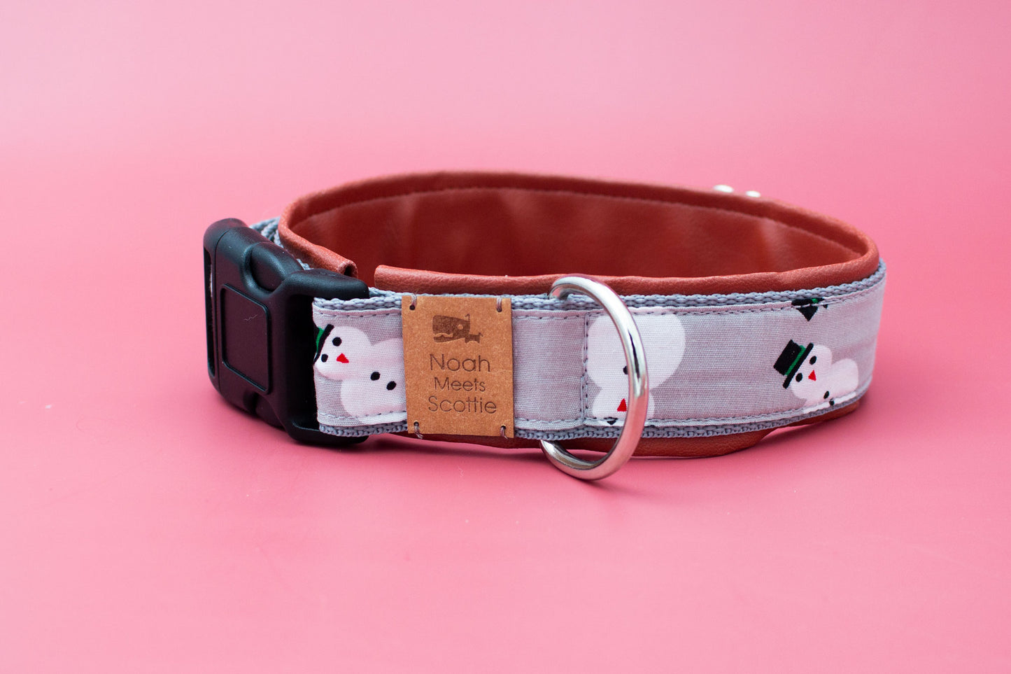 Detailansicht Hundehalsband FROSTY LOVE, verstellbar und robust, Schneemänner mit Zylinder und Karottennase