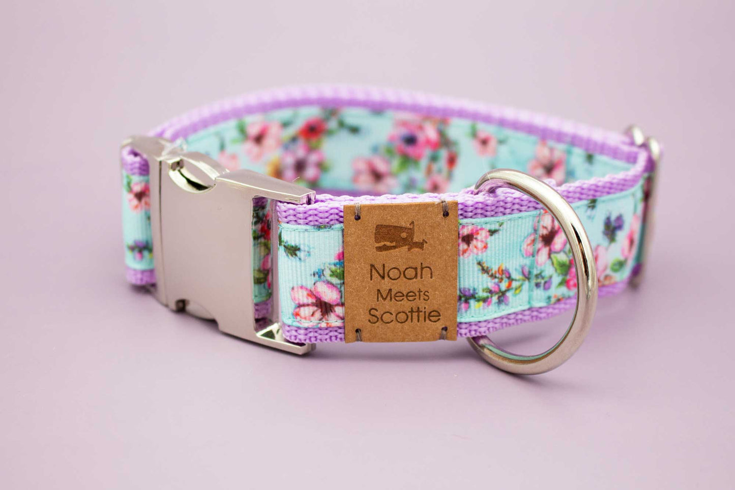 Hundehalsband – hellblauer Stoff mit floralen Blüten in Flieder, silberfarbene Metallschnalle