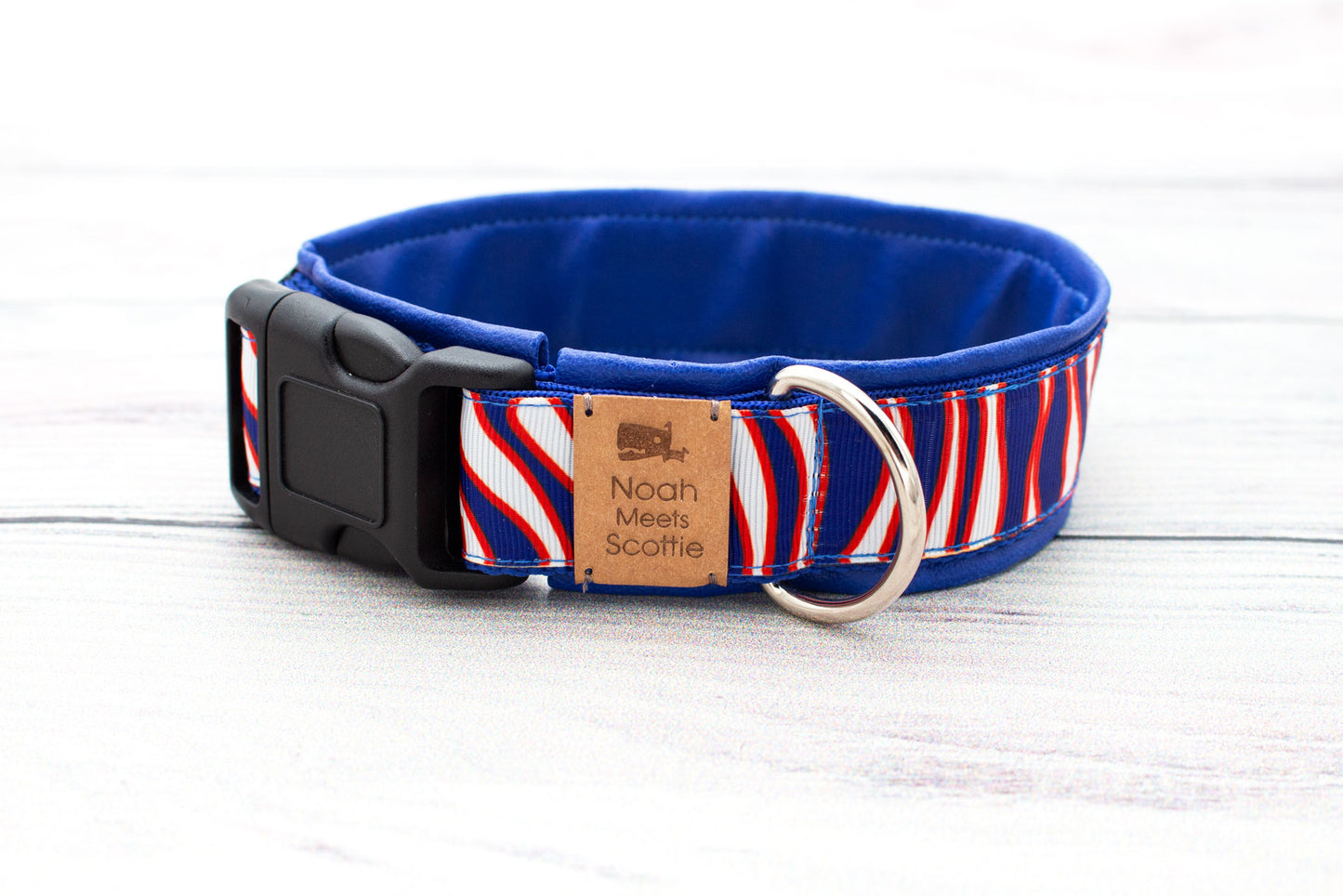 Seitenansicht Hundehalsband HAKUNA mit modernem Zebra-Muster in Blau, Rot und Weiß