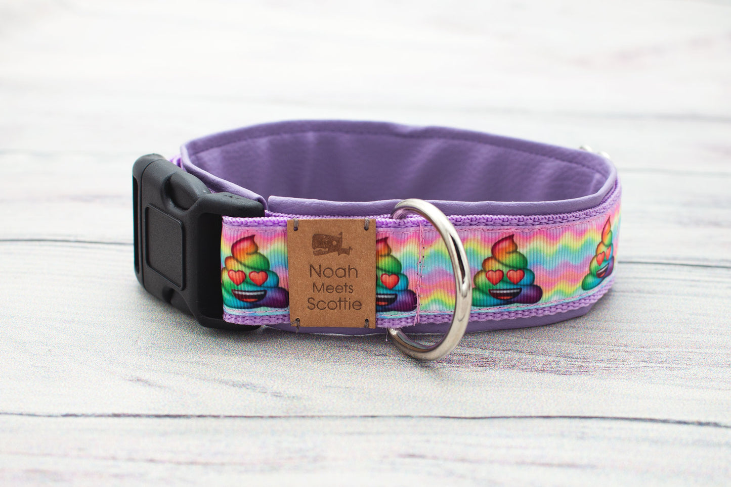 Comic Hundehalsband HAPPY DOGGY – witziges Muster mit Kackhaufen und Regenbogenfarben