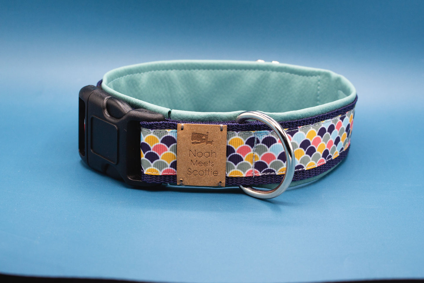 Hundehalsband HENRY mit modernem Bogenmuster in Blau, Mint, Senfgelb und Rot – Frontansicht