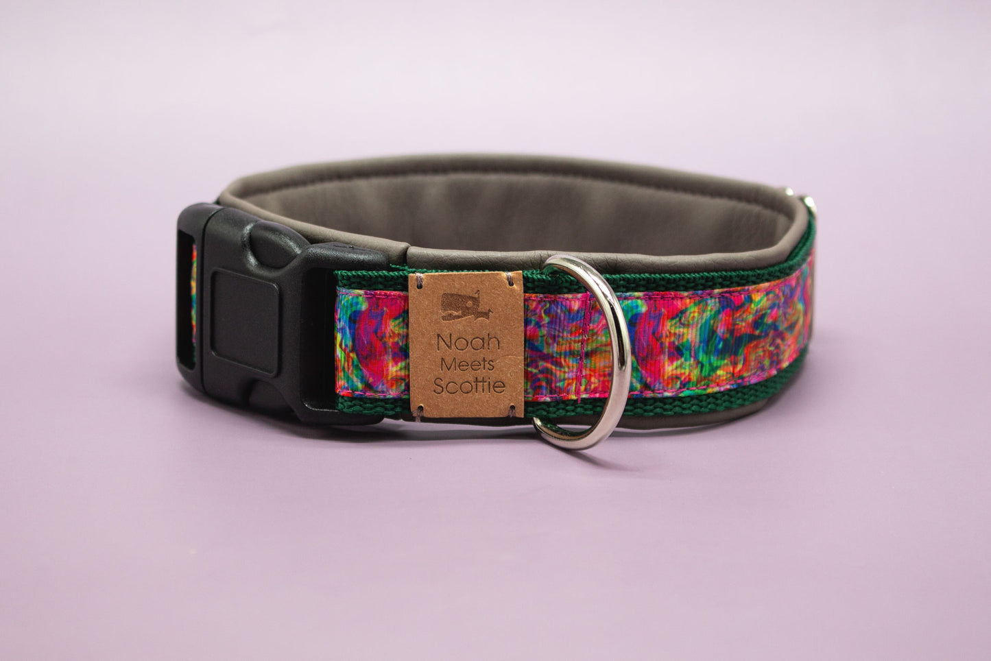 Vorderansicht Hundehalsband Jax mit Graffiti-Muster, bunten Farbspritzern und grauem Kunstleder