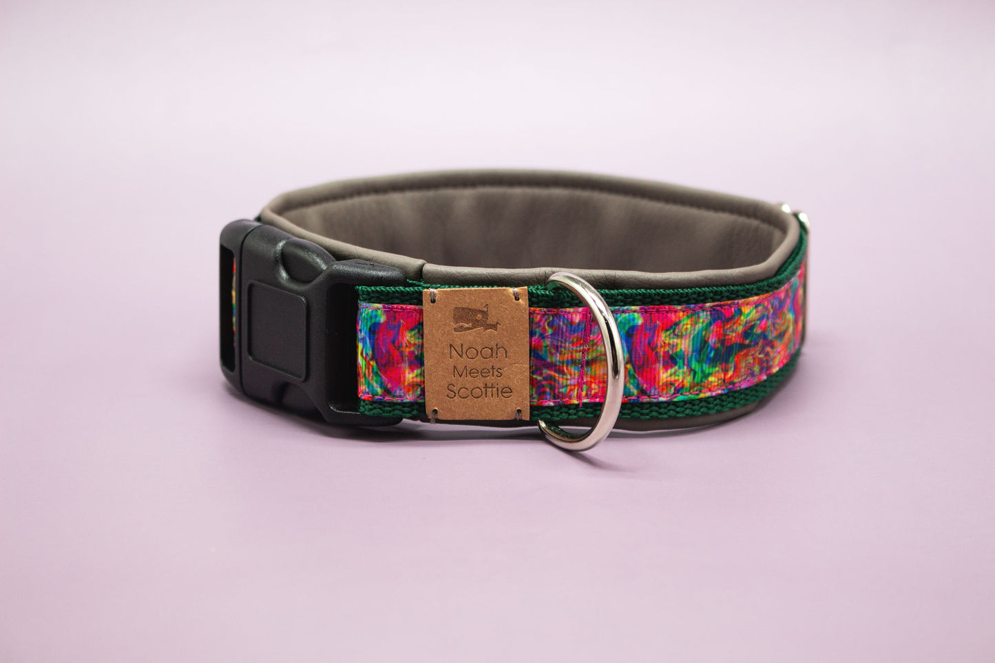 Seitenansicht Hundehalsband Jax mit Graffiti-Muster, bunten Farbspritzern und grauem Kunstleder