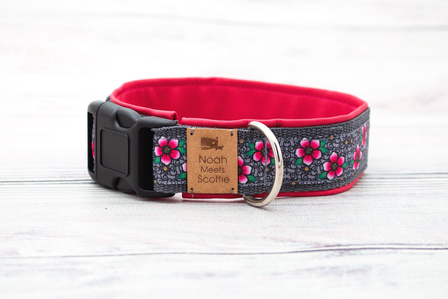 Detail Hundehalsband JENNY – dunkelgraues Design mit pinkfarbenen Blüten und fuchsia Kunstleder