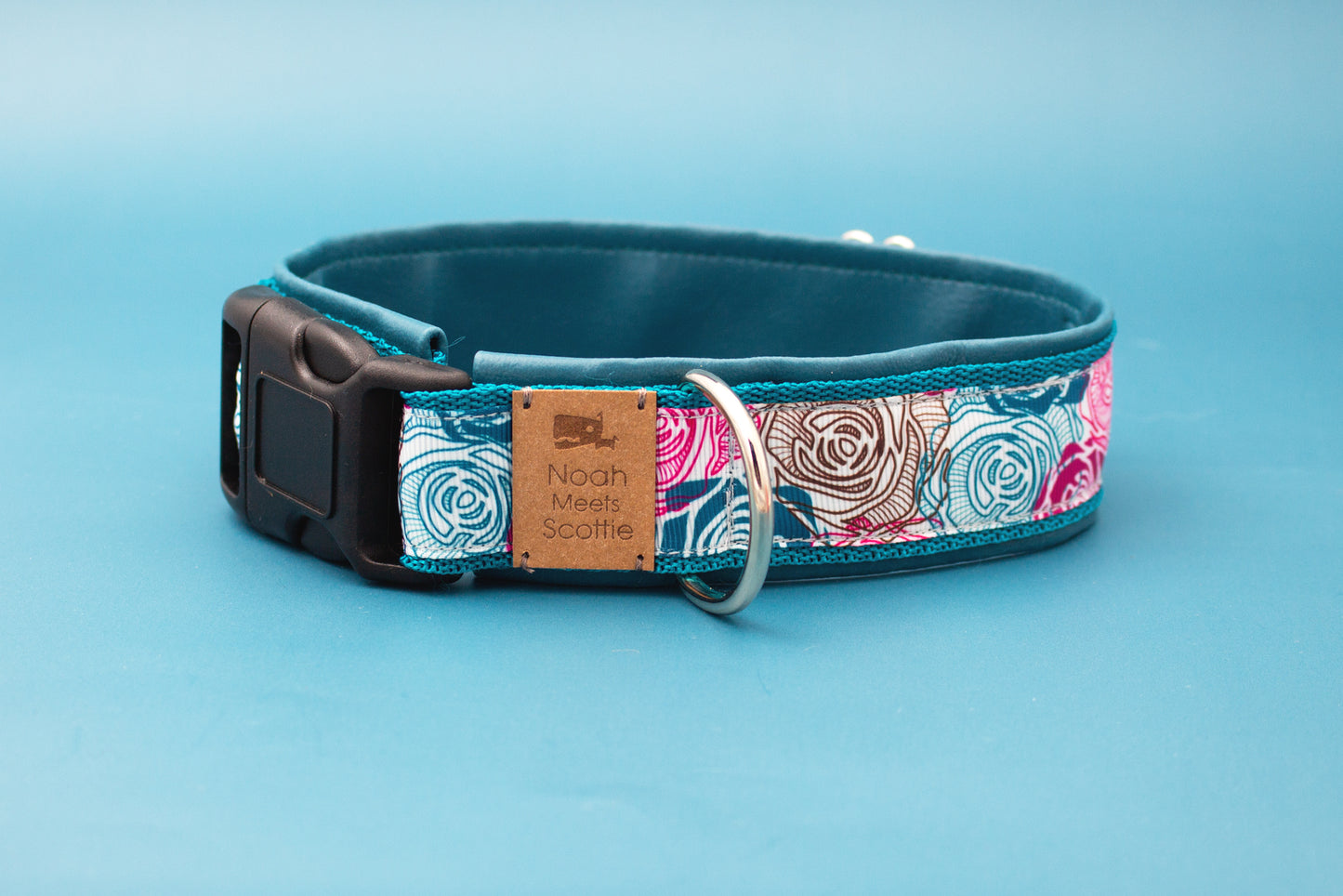 Detailansicht Hundehalsband Kalea mit romantischem Rosenmotiv und petrolblauer Fütterung