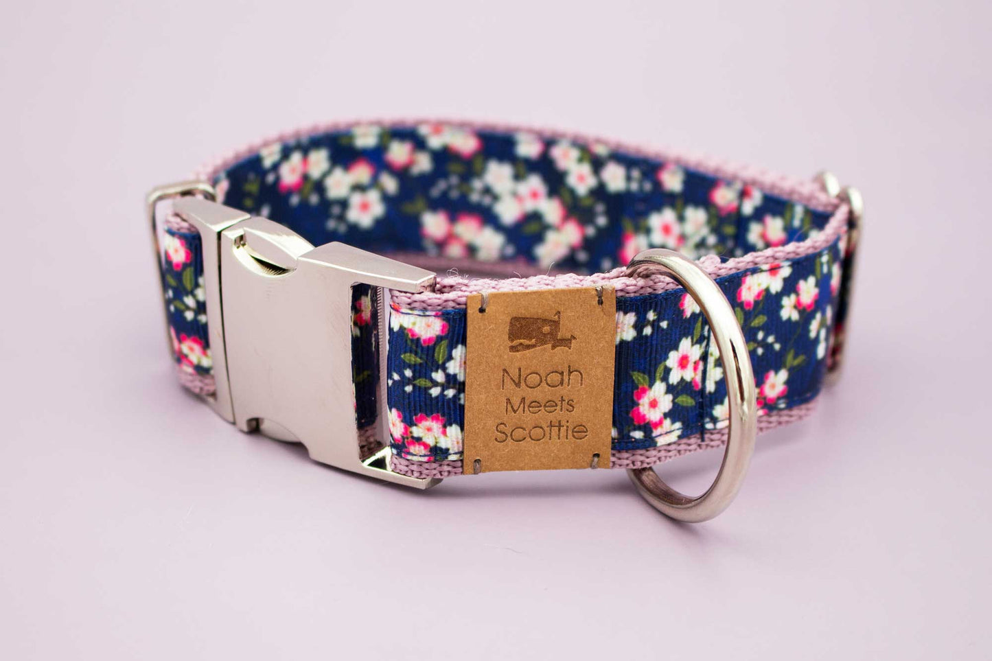 Detail Hundehalsband KIRSCHMOND – florales Kirschblüten Design, Altrosa auf Dunkelblau, edel und romantisch