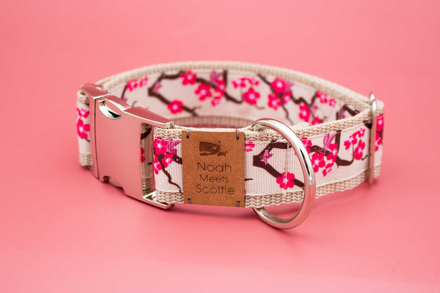 Detail Hundehalsband KIRSCHWIND – Kirschblüten-Design, rosa auf Beige, poetisch und romantisch