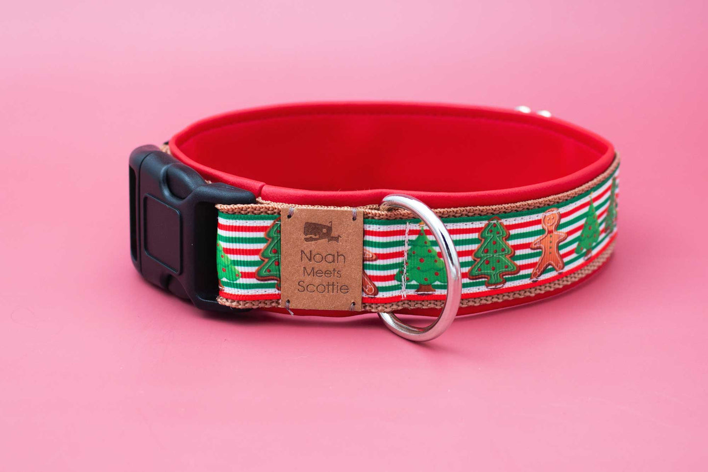 Frontansicht Hundehalsband KNUSPERWALD im Weihnachtsdesign mit Tannenbäumen und Lebkuchenmännchen, weich gefüttert in Rot