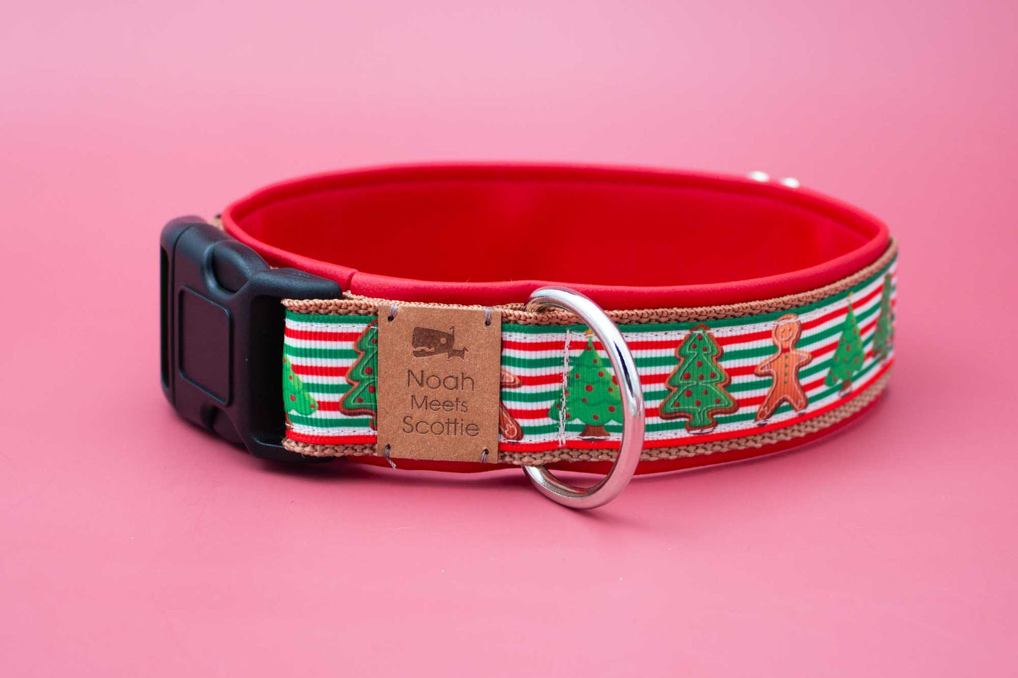 Detailansicht Hundehalsband KNUSPERWALD, robust und verstellbar, festliches Muster mit Streifen, Bäumen und Lebkuchenfigur