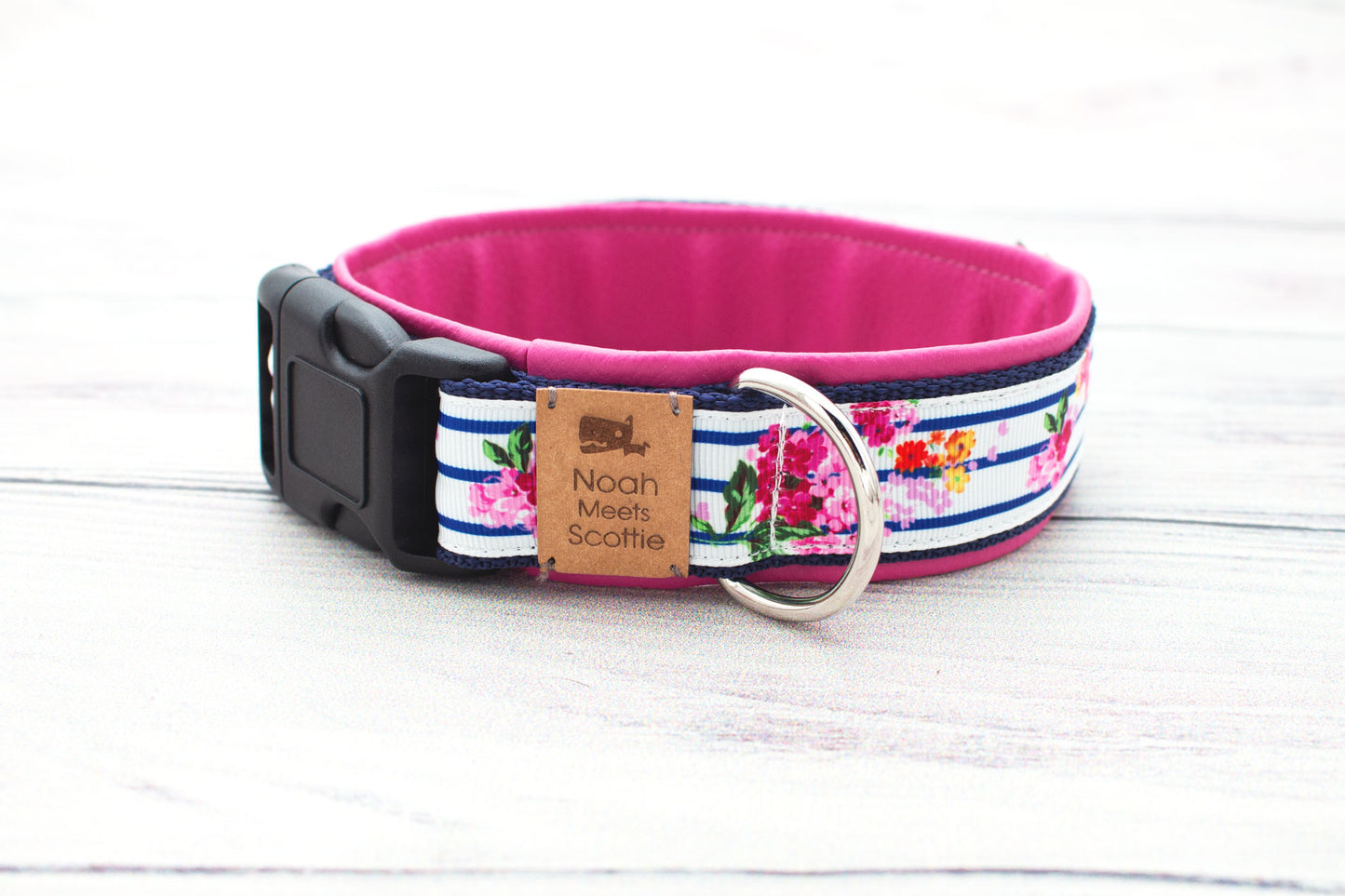 Seitenansicht Hundehalsband LEILA mit Blumen- und Streifenmuster im maritimen Look