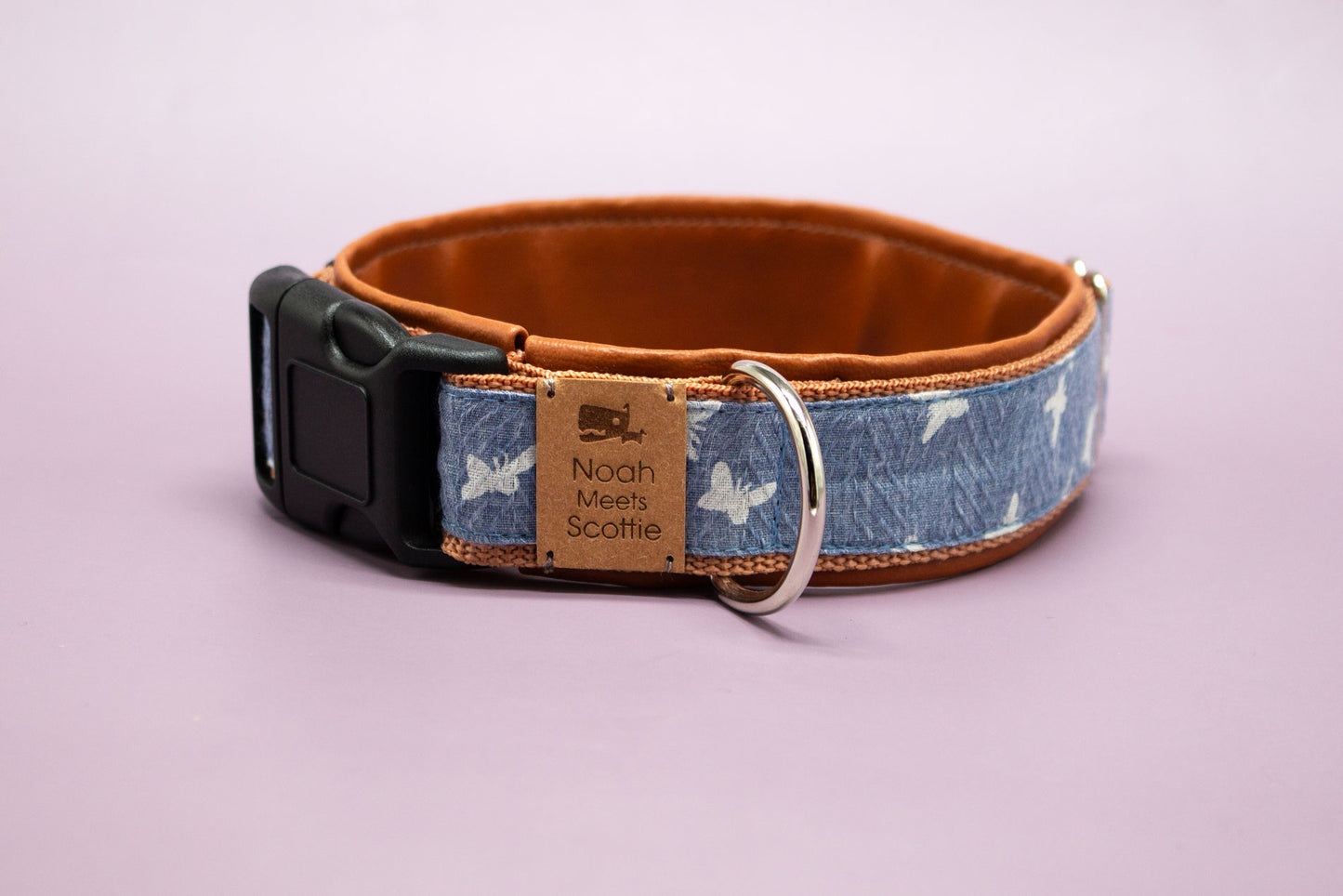 Nahaufnahme Hundehalsband LET THEM FLY, Baumwollstoff blau mit Schmetterlingsmuster