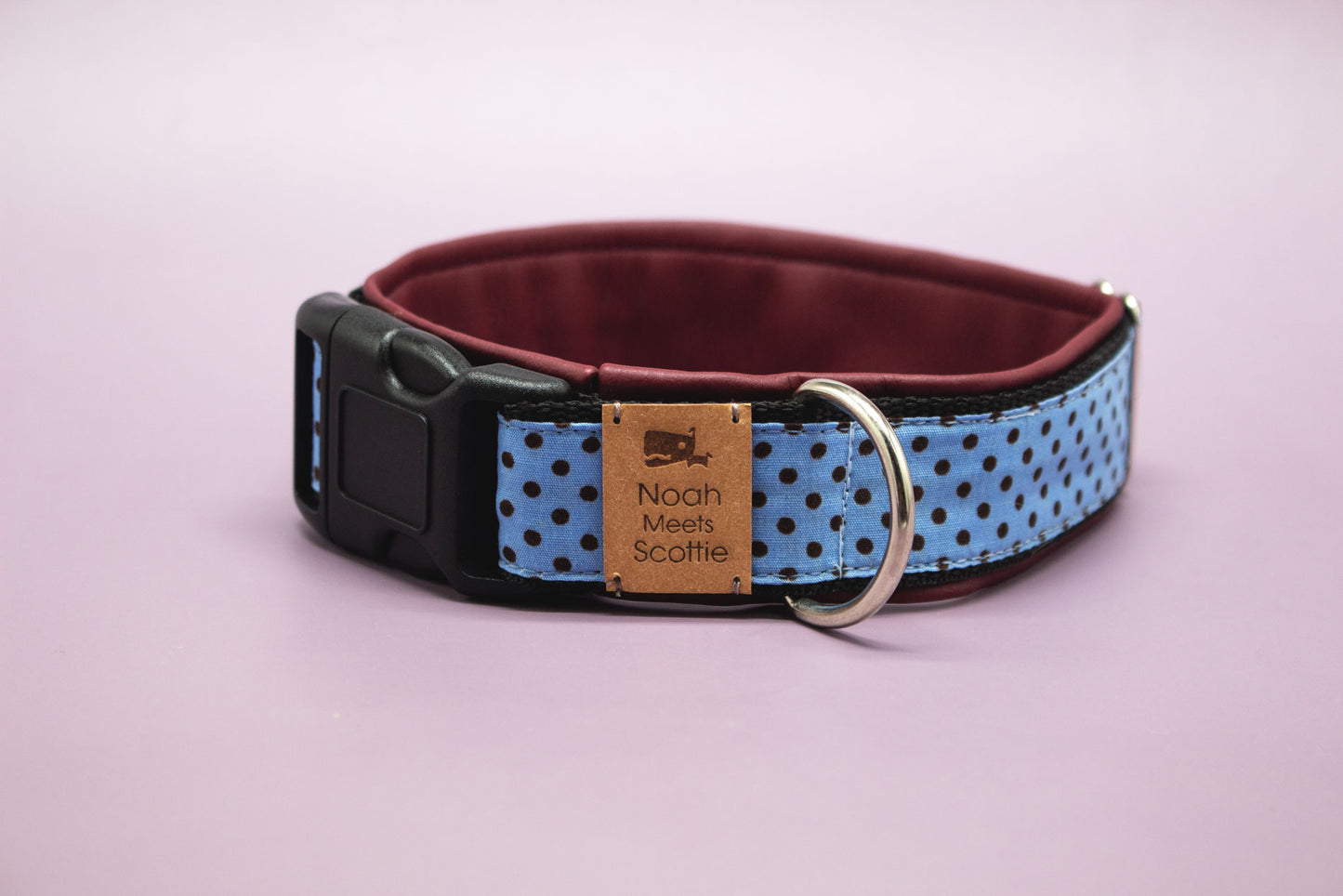 Detailansicht Hundehalsband LEVI – hellblauer Stoff mit schwarzen Punkten, rotes Futter