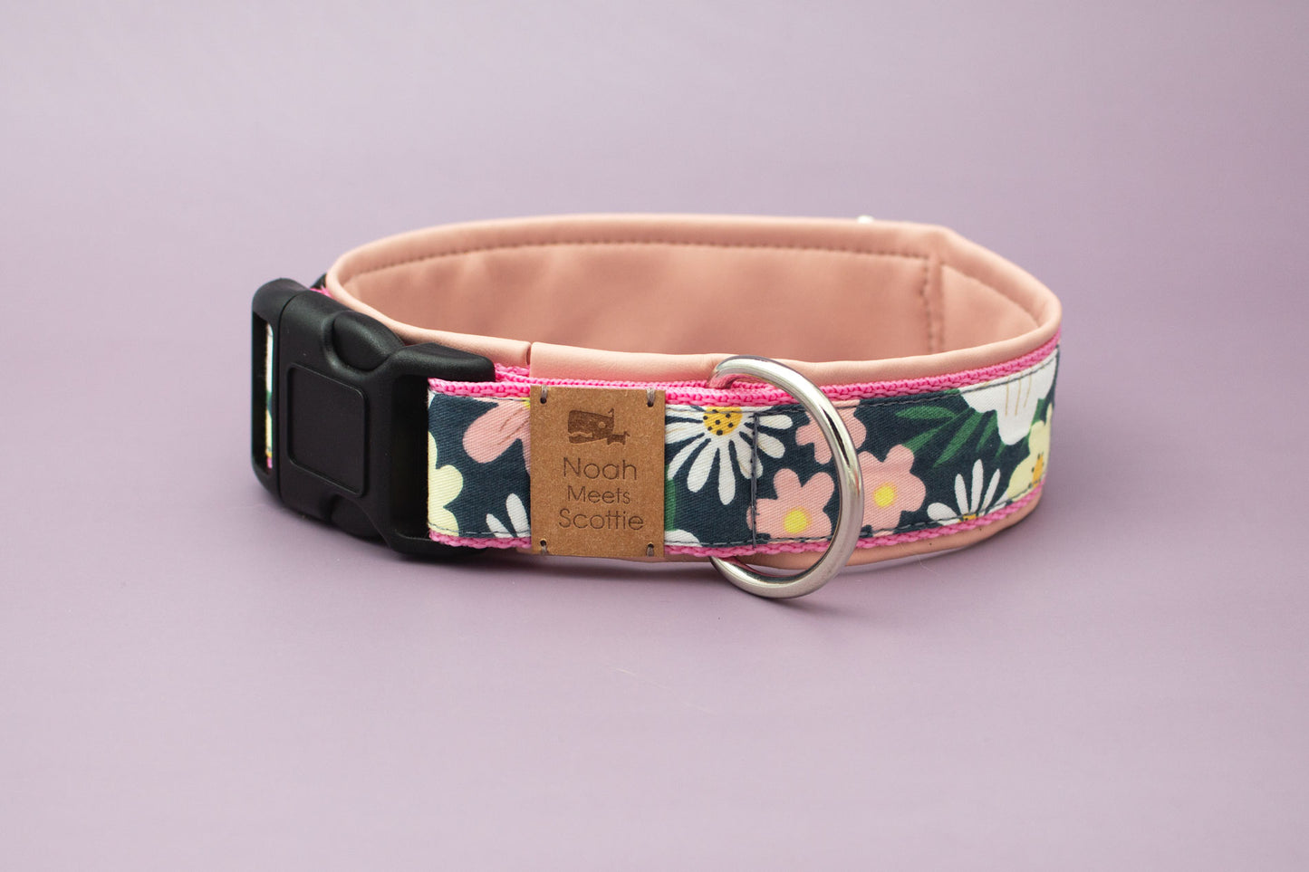 Detail Hundehalsband LILLYBET – Blumenmuster mit Margeriten und Butterblumen in Rosa, Gelb und Weiß
