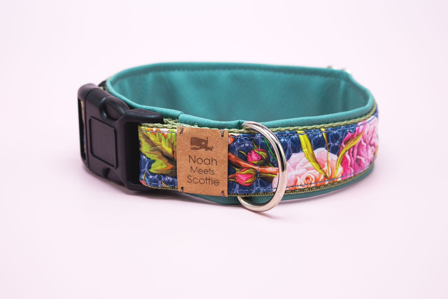 Gepolstertes Hundehalsband Liva, dunkelblau mit buntem Blumenmuster, rosa Blüten und mintgrünem Futter – Vorderansicht