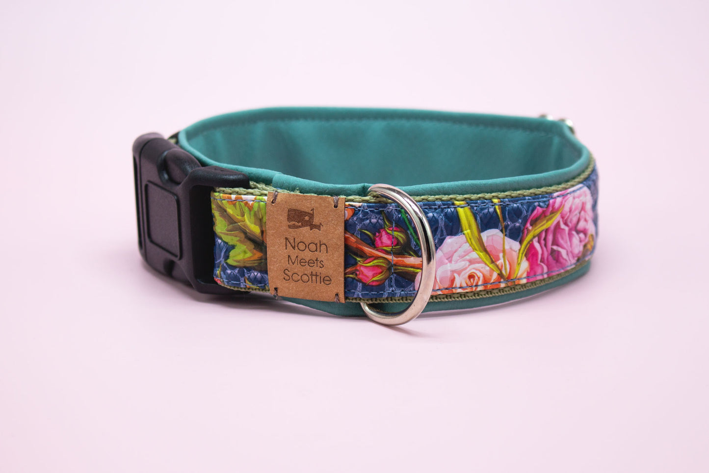 Detailansicht Hundehalsband Liva, dunkelblau mit buntem Blumenmuster, rosa Blüten und mintgrünem Futter