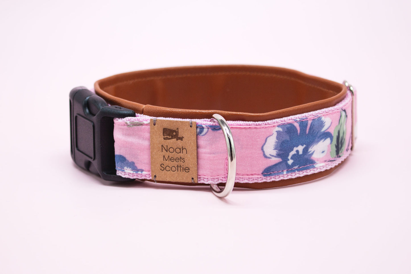 Hundehalsband LOLANA – gepolstertes Halsband mit cognacfarbenem Kunstleder und tropischen Blüten