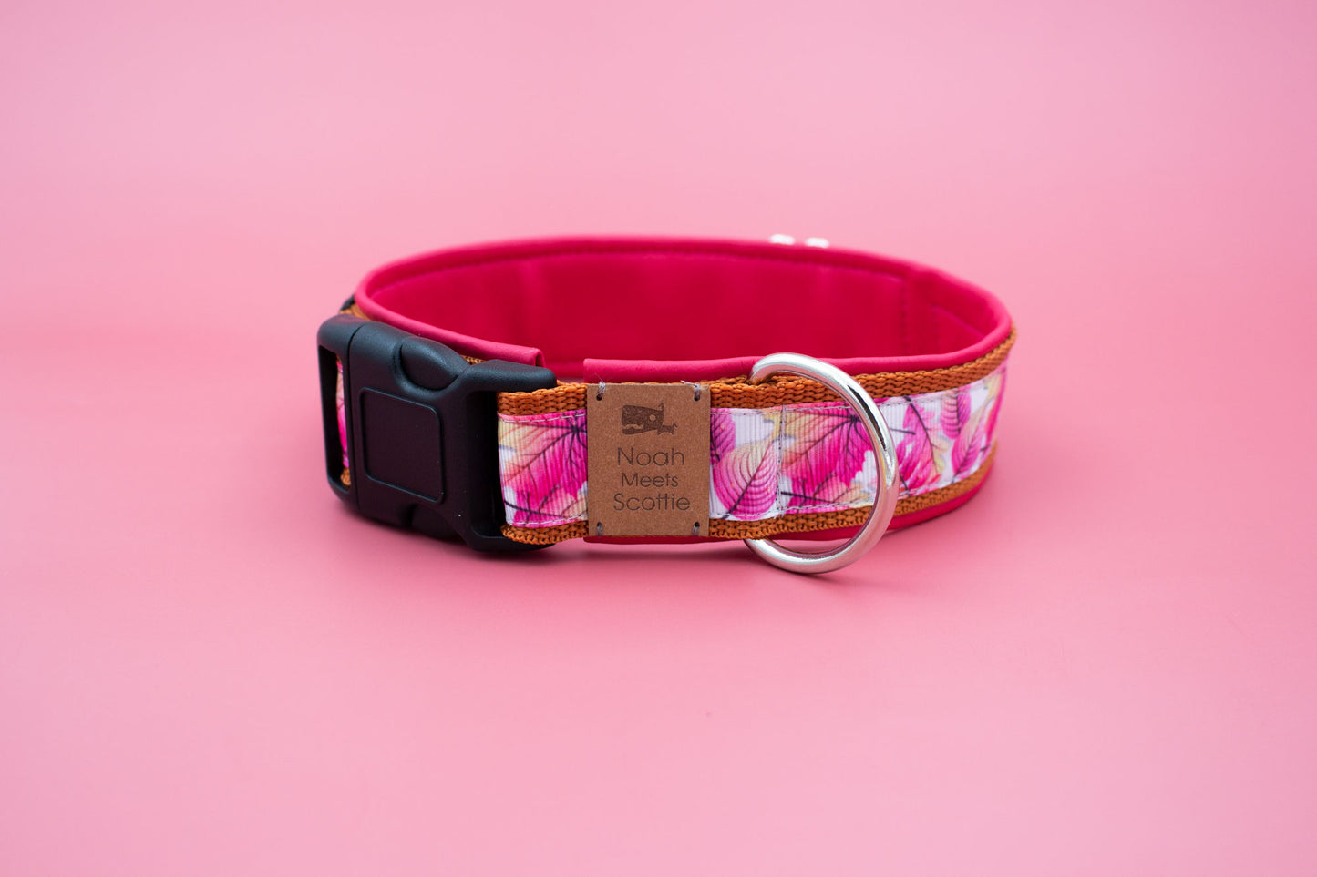 Detailansicht Hundehalsband LOVE LEAFES, weich gefüttert mit bordeauxfarbenem Kunstleder