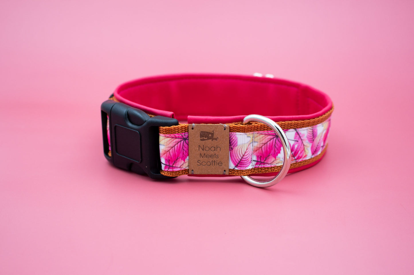 Seitenansicht Hundehalsband LOVE LEAFES mit Blättermuster in Pink, Weiß und Rosa