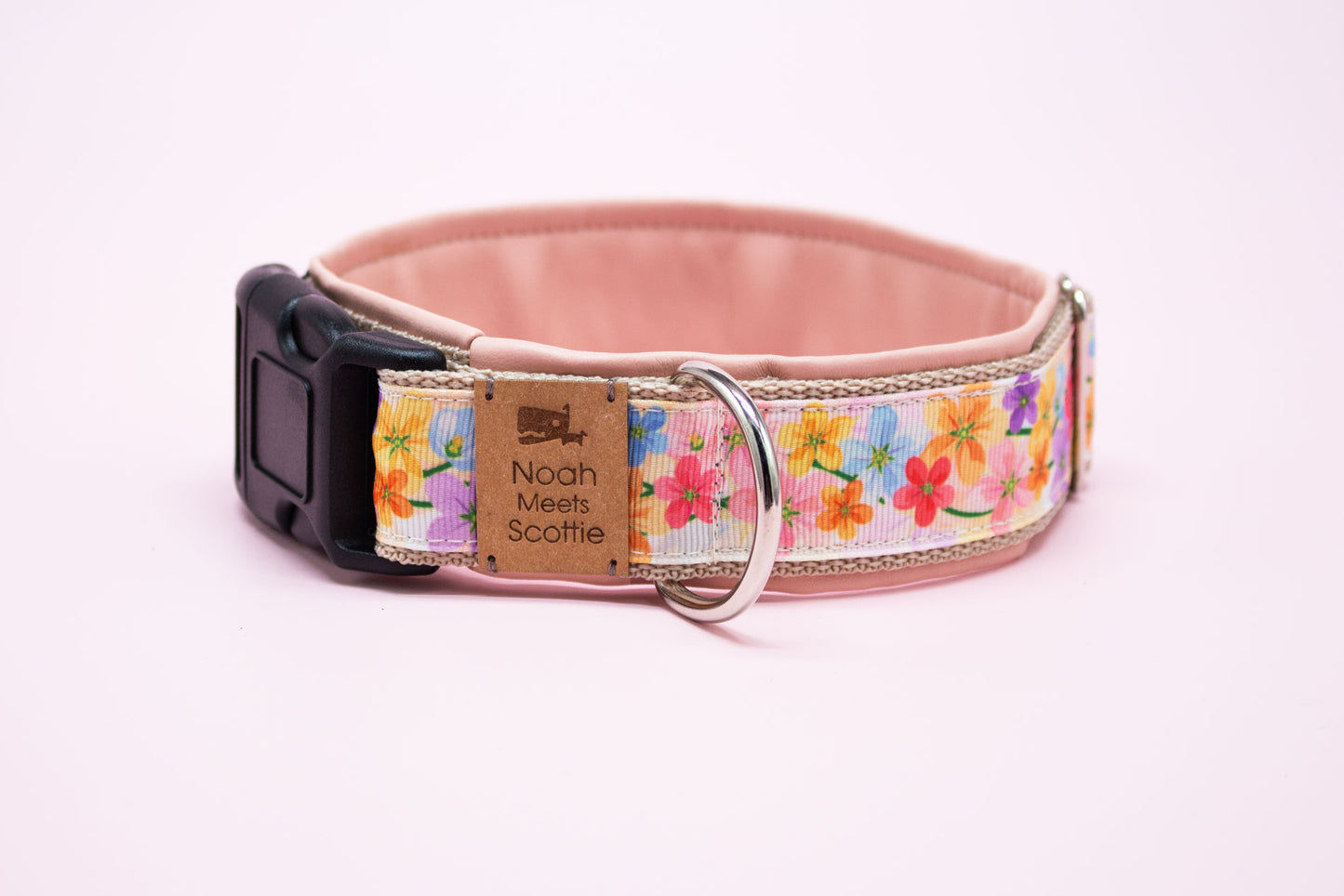 Detailansicht Hundehalsband MAIVI, romantisch, weich mit rosa Kunstleder gefüttert
