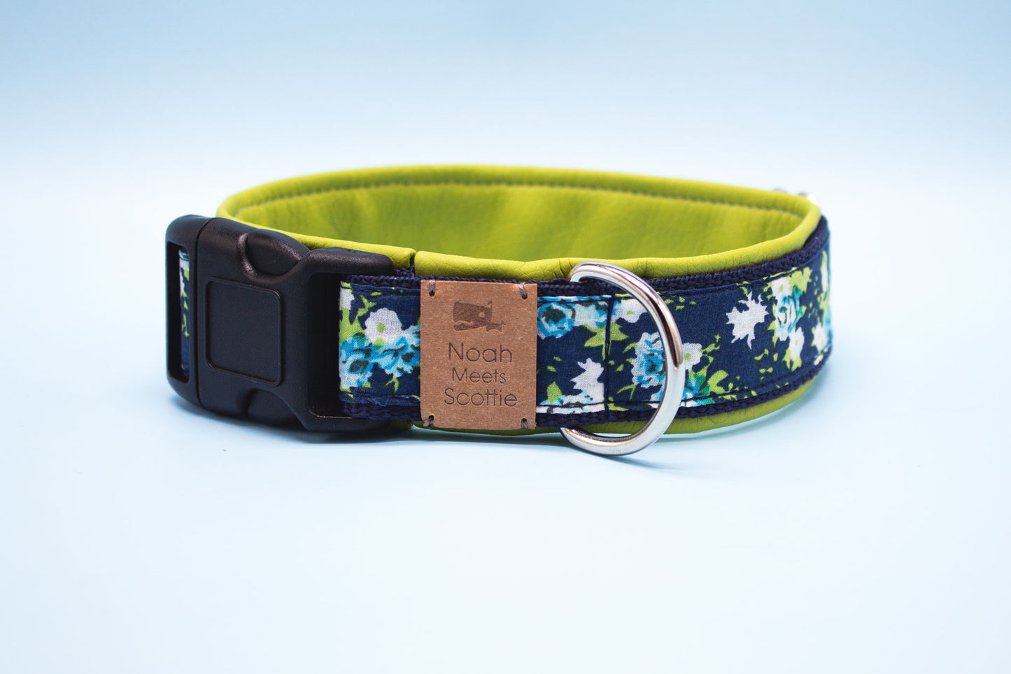 Hundehalsband MARIE mit Blumenmuster in Dunkelblau und Hellgrün – Frontansicht