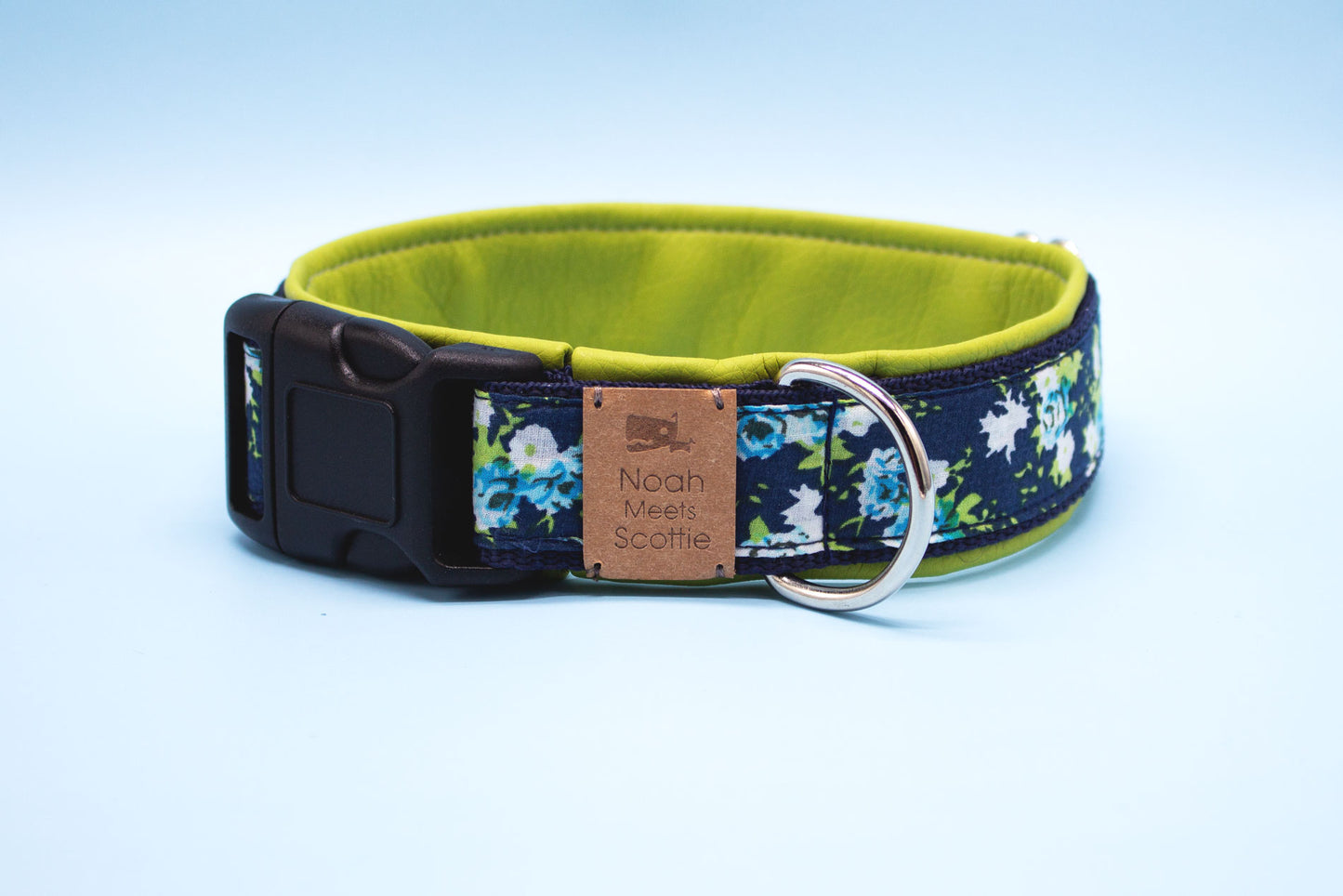 Detailansicht Hundehalsband MARIE – romantisches Blumenmuster, weich gefüttert mit hellgrünem Kunstleder