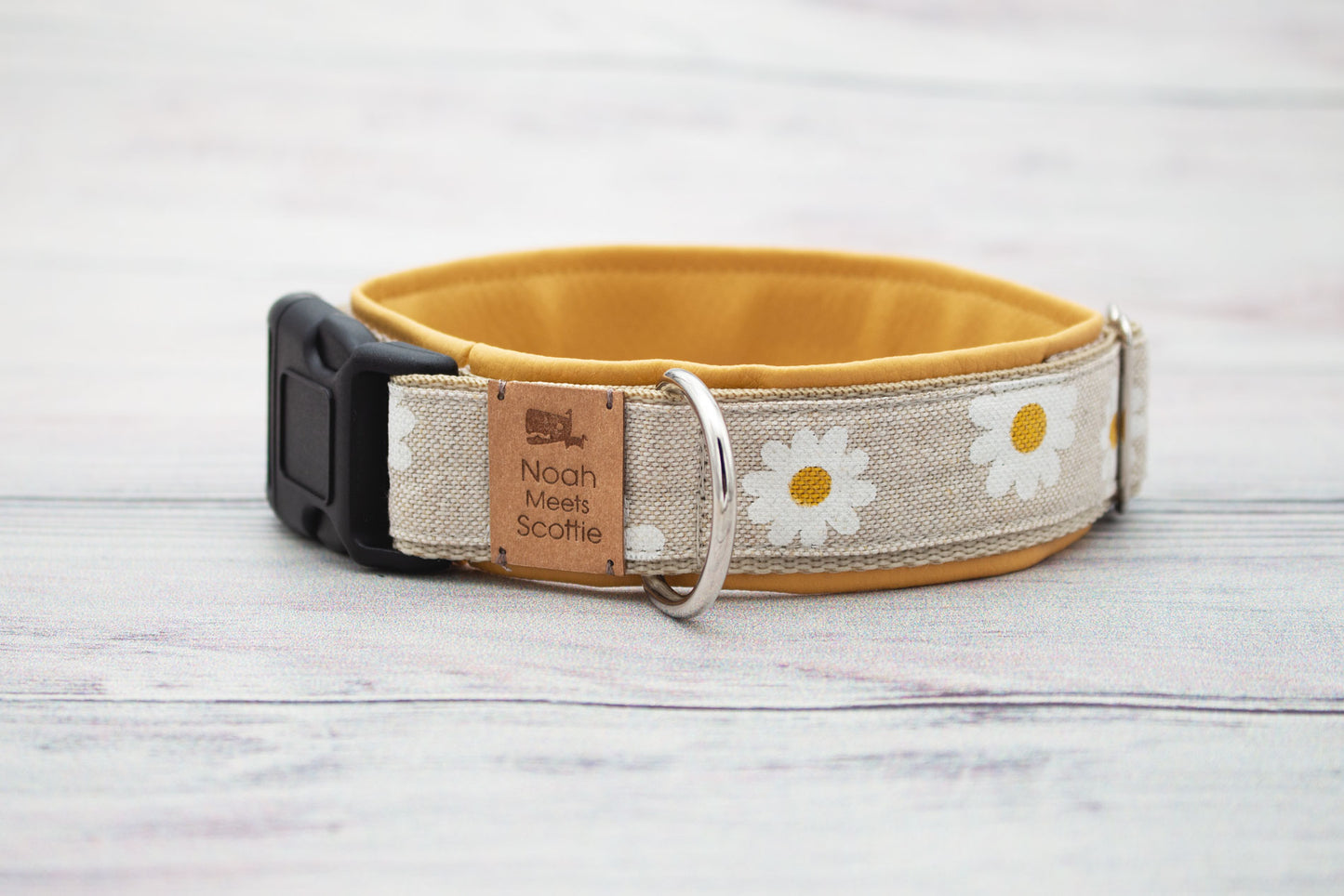 Vorderansicht Hundehalsband Mavie in Beige mit Gänseblümchen und senfgelber Kunstlederfütterung