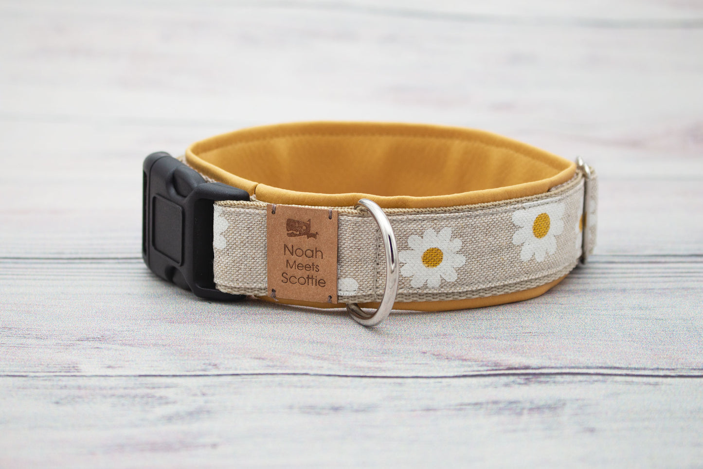 Seitenansicht Hundehalsband Mavie in Beige mit Gänseblümchen und senfgelber Kunstlederfütterung
