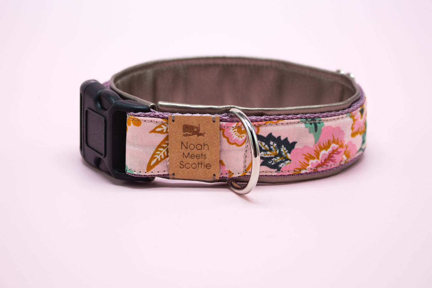Detailansicht Hundehalsband MAYA, weich gefüttert mit goldenem Kunstleder