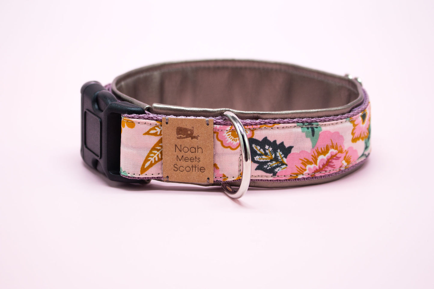 Seitenansicht Hundehalsband MAYA mit romantischem Blumenmuster in Rosa und Gold