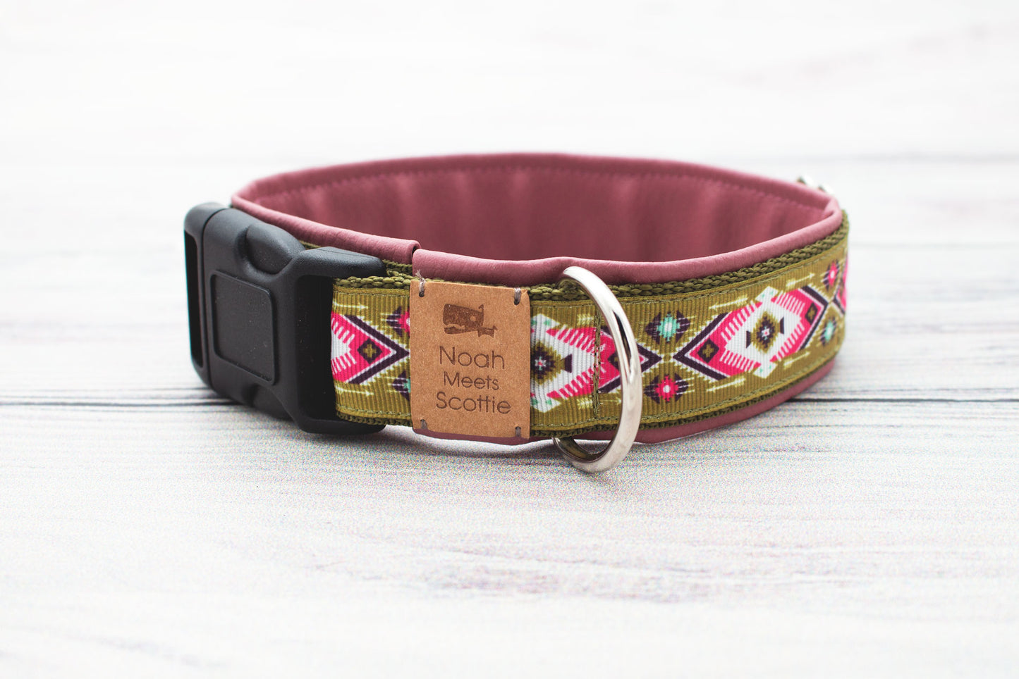 Detailansicht Hundehalsband MAYA mit geometrischem Muster und altrosa Polsterung
