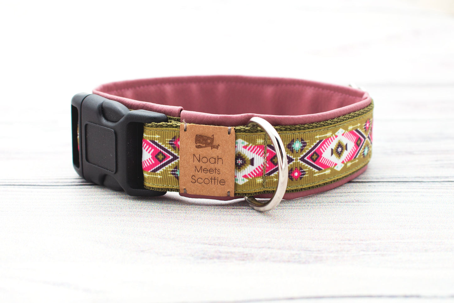 Hundehalsband MAYA – geometrisches Ethno-Muster in Olivgrün, Rosa und Weiß, verstellbar und komfortabel