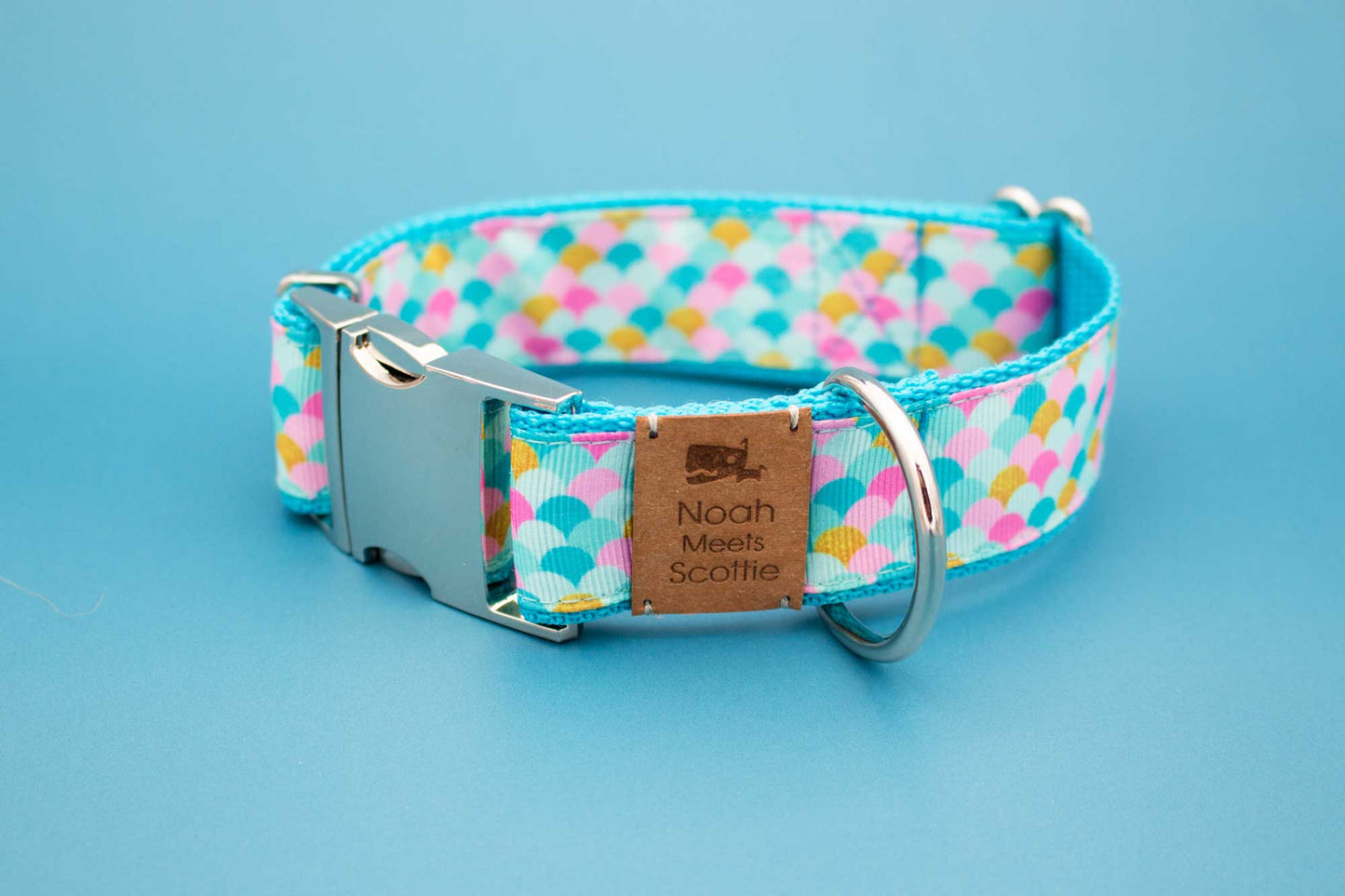 Detail Hundehalsband MEERESBRISE – maritimes Schuppenmuster, fröhlich und sommerlich