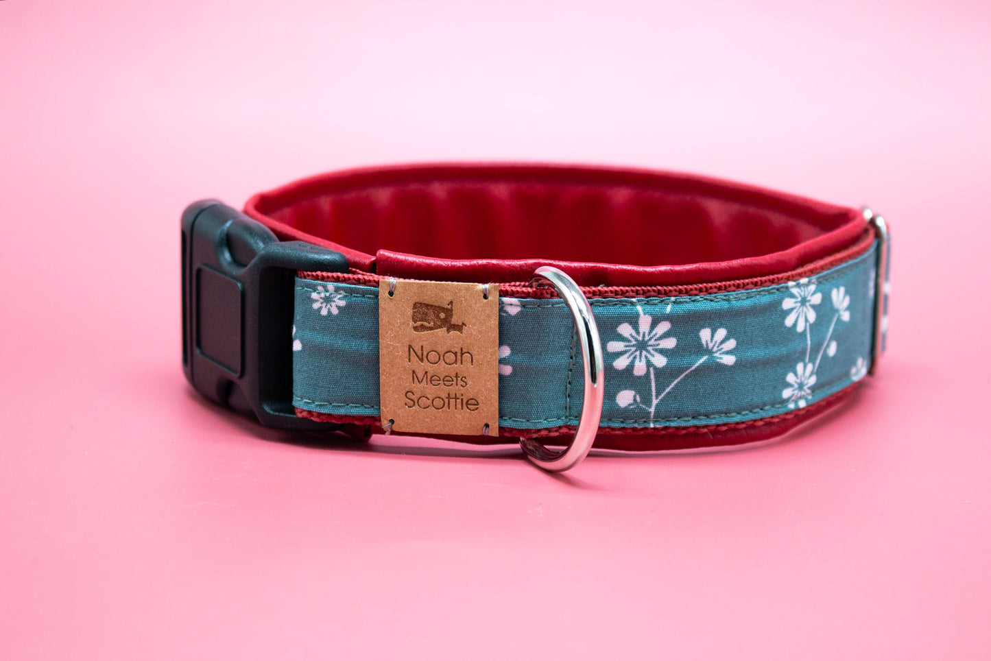 Detailansicht Hundehalsband MEGAN – florales Muster in Petrol mit roten Kunstlederdetails