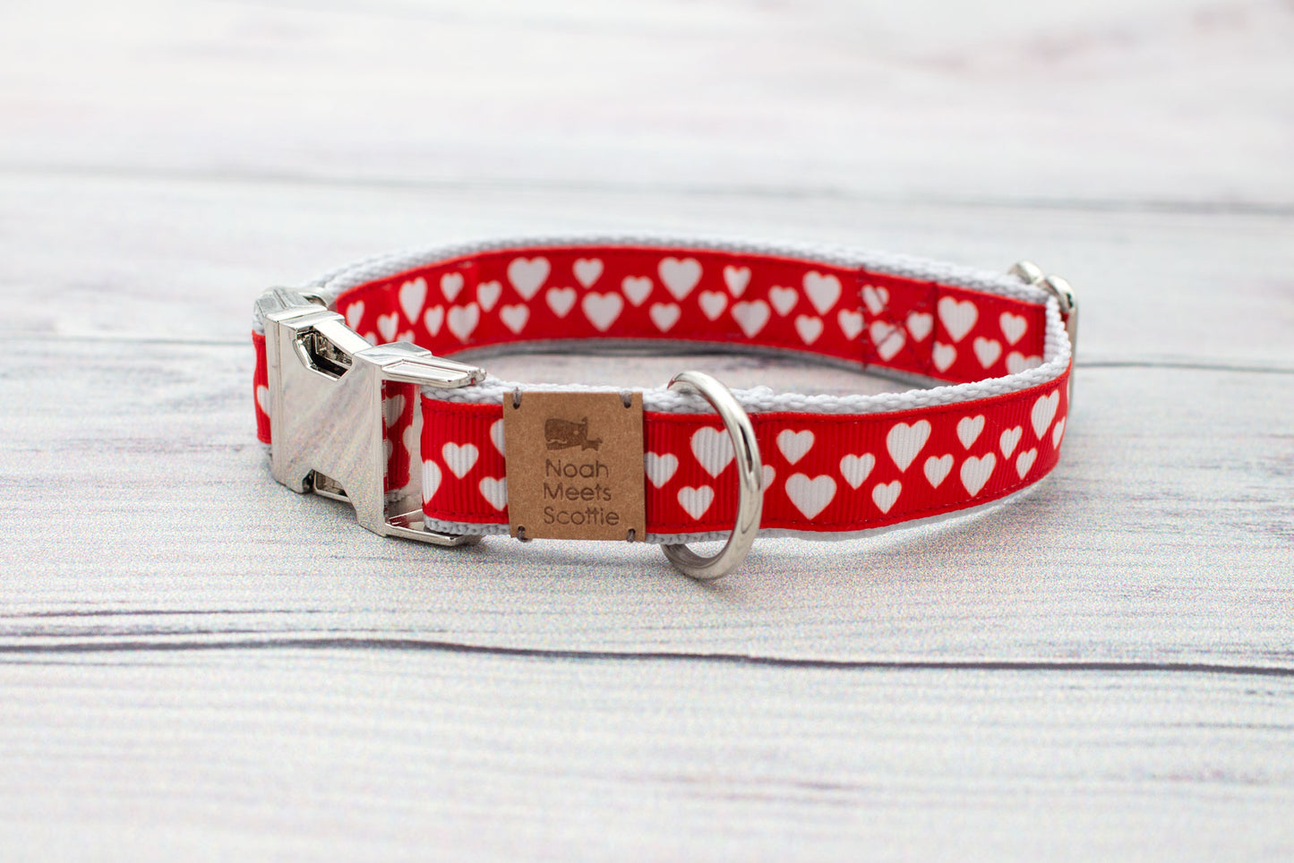 Hundehalsband MIA – roter Stoff mit niedlichen Herzen auf Gurtband, silberfarbene Metallschnalle