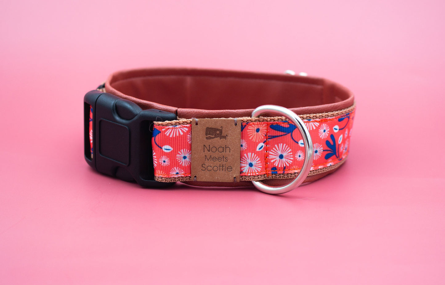 Detailansicht Hundehalsband MIKA mit abstraktem Blumendesign, weich gefüttert mit dunkelrotem Kunstleder
