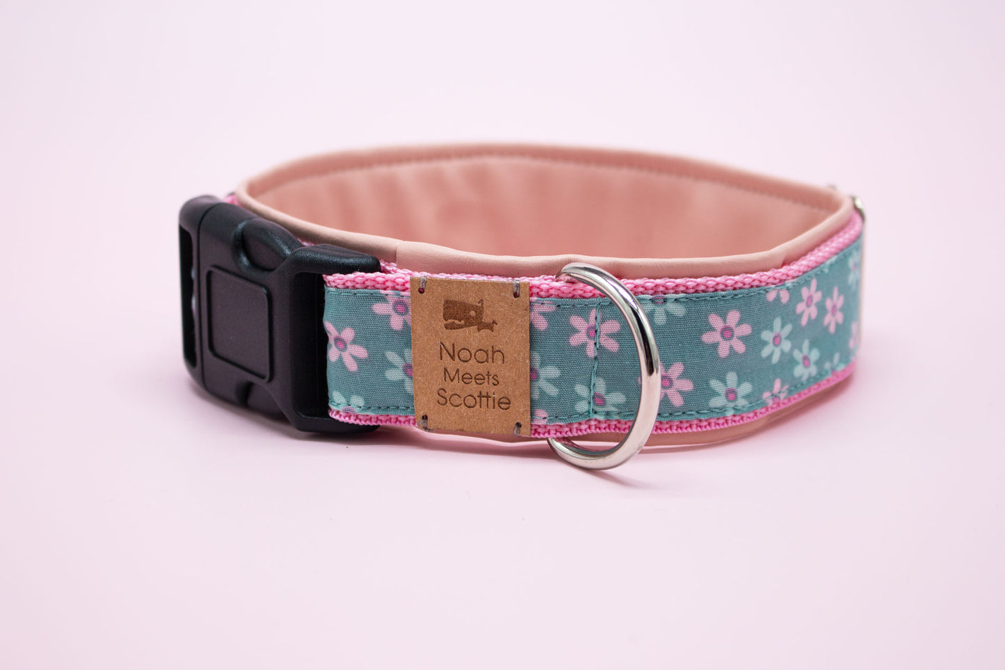 Detailansicht Hundehalsband Milly, gepolstert, rosa und mint mit zartem Blumenmuster