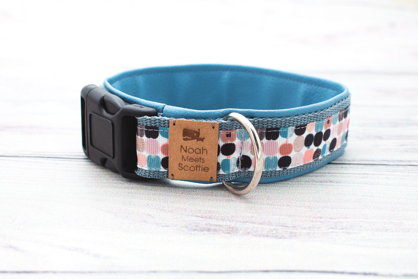 Seitenansicht Hundehalsband MIRI – modernes Design mit bunten Punkten, verstellbar