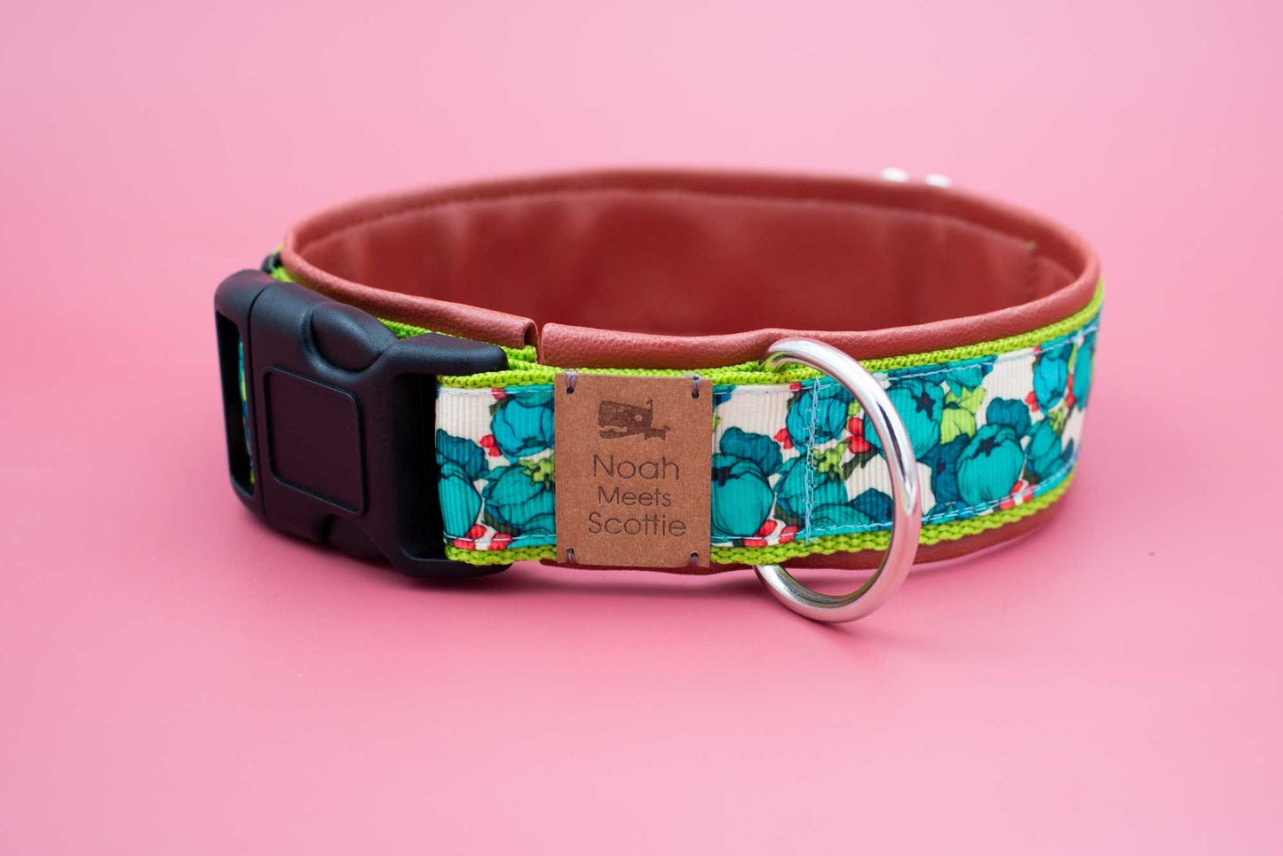 Detailansicht Hundehalsband MOEMA, verstellbar und robust, farbenfrohes Blumenmuster in Türkis und Blau