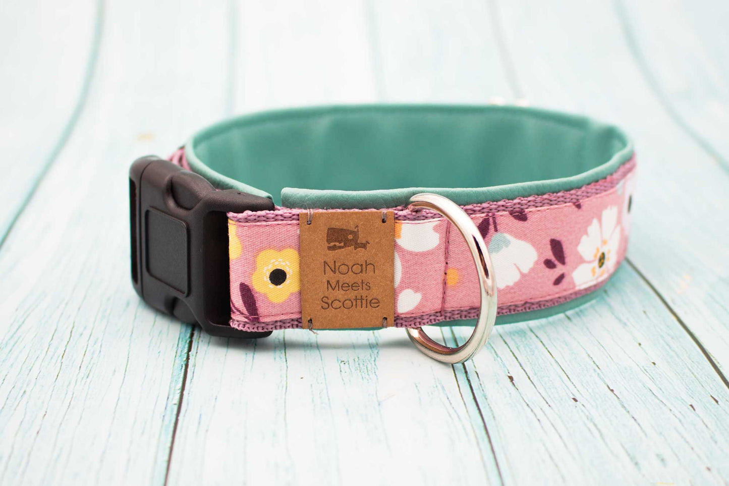 Seitenansicht Hundehalsband MOLLY mit romantischem Blumenmuster in Altrosa und Weiß