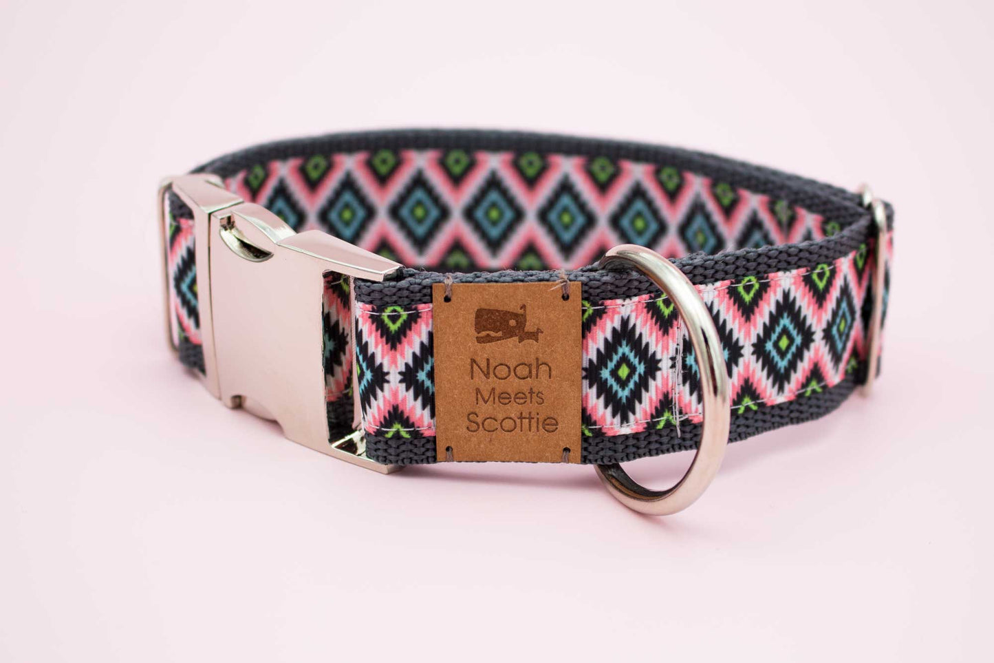Detail Hundehalsband MOOSLICHT – geometrisches Muster, Grau mit Rosa und Grüntönen, nordisch inspiriert