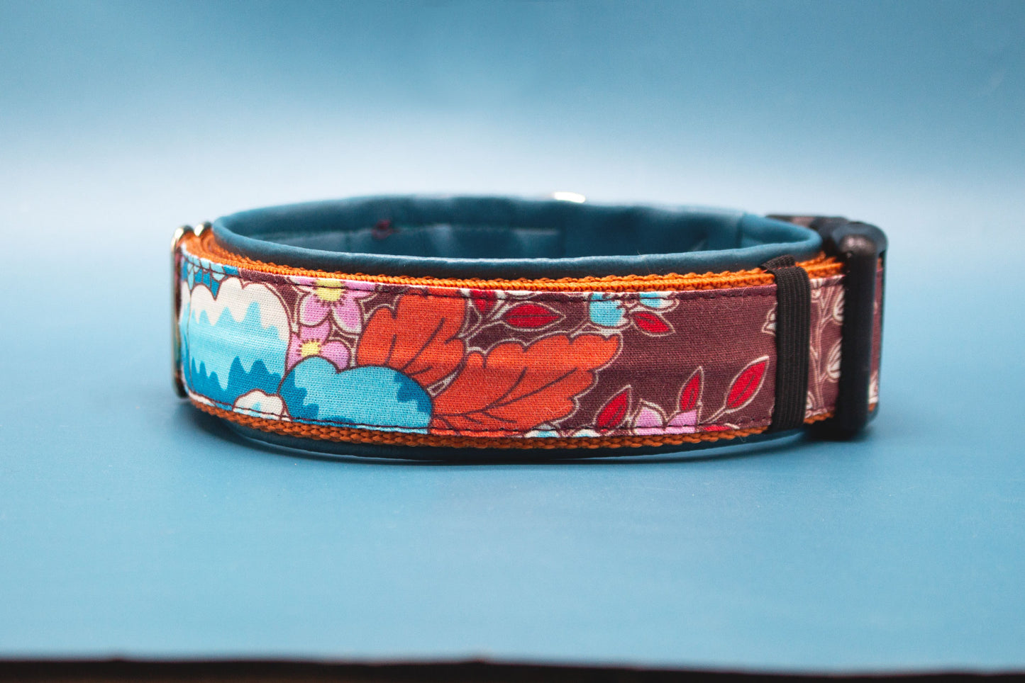 Detailansicht Hundehalsband Nanami mit floralem Muster und petrolblauer Kunstlederfütterung