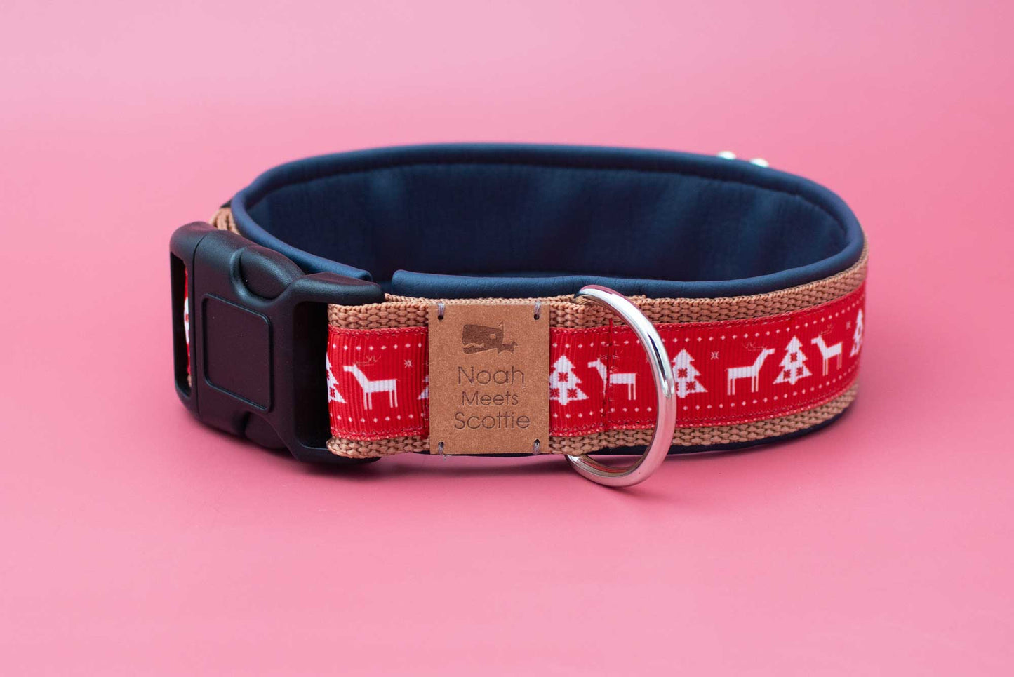 Detailansicht Hundehalsband NIKOLAS – rotes Norwegermuster mit weißen Rentieren, verstellbar und robust
