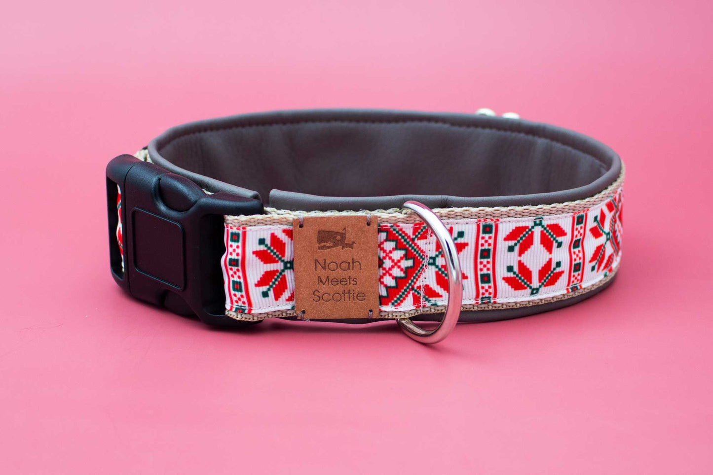 Detailansicht Hundehalsband NORWEGIAN COLD, robust und verstellbar, winterliches Norwegermuster in Rot Weiß Schwarz