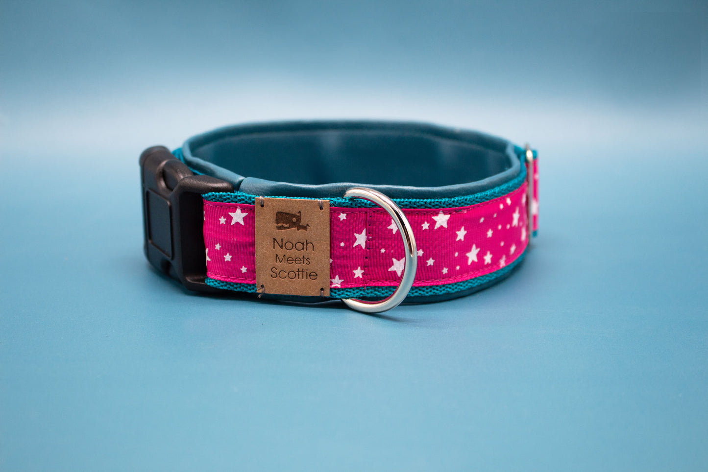 Detailansicht Hundehalsband NOVA, pink mit Sternenmuster, weich mit petrolfarbenem Kunstleder gefüttert