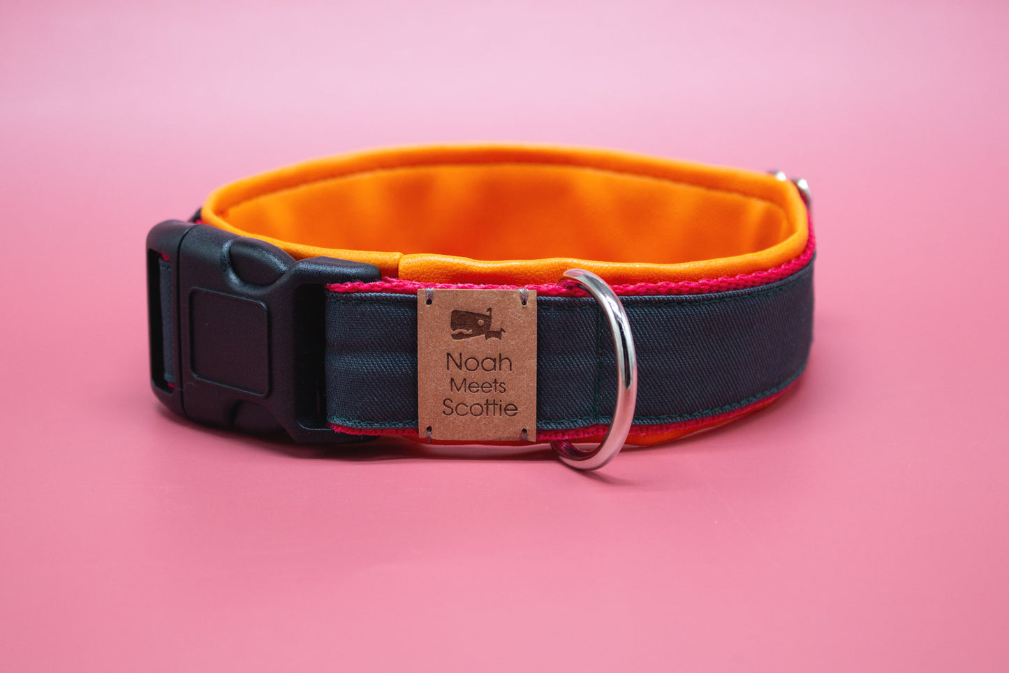 Detailansicht Hundehalsband OSKAR, robustes Baumwollmaterial, weich gefüttert mit orange Kunstleder