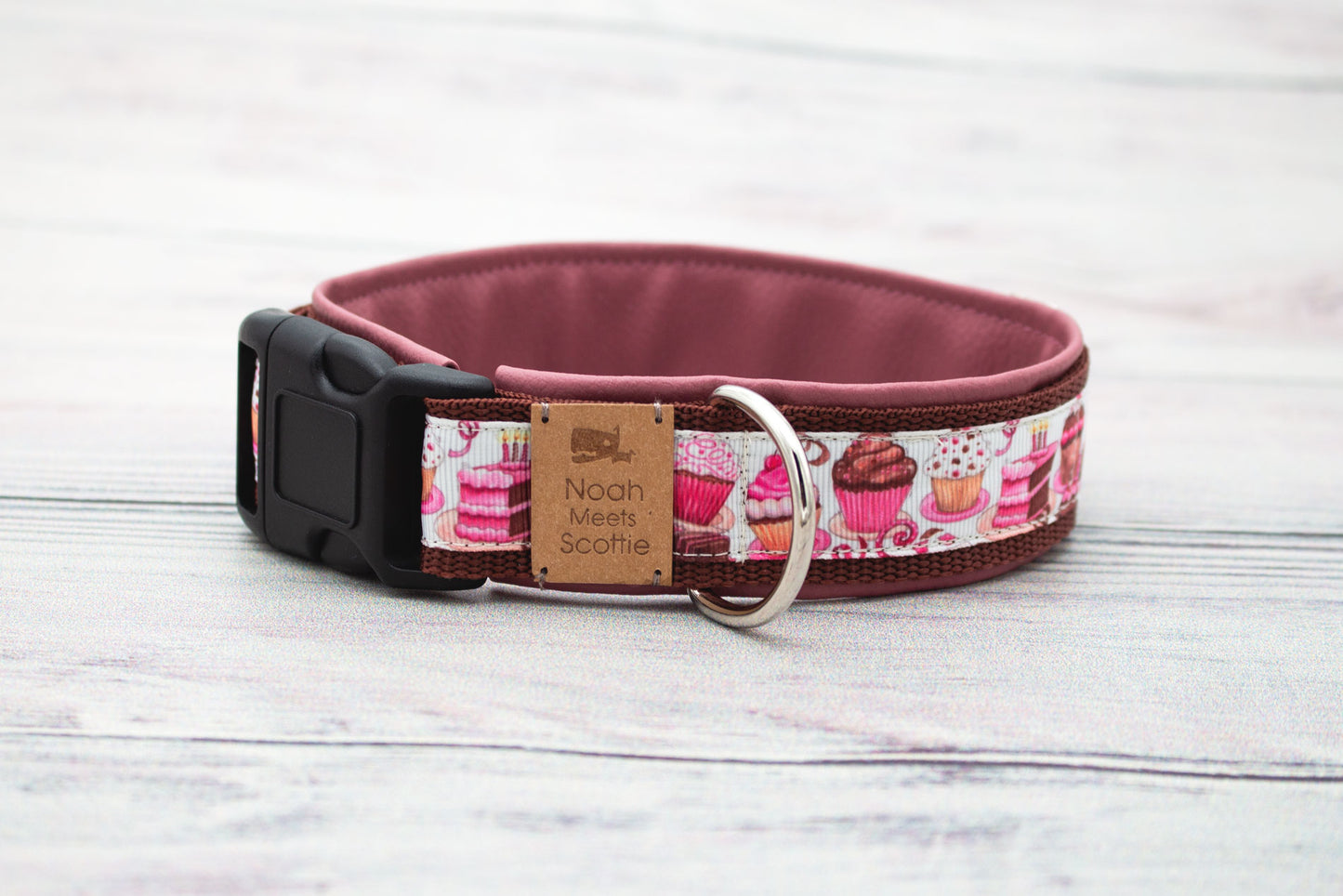 Seitenansicht Hundehalsband PAWFFIN mit verspieltem Cupcake- und Muffin-Design in Rosa