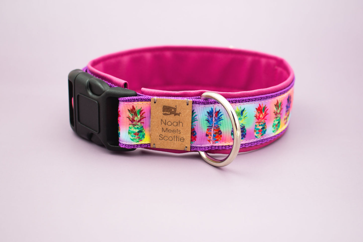 Detailansicht Hundehalsband Pine mit pinkfarbener Kunstlederfütterung und buntem Ananas Design